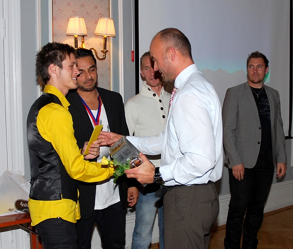 2009_1017_174738AA.JPG - Spelarna genom (Ken Jansson, Victor Huerta, Mikael Wiker, Fredrik Hagström) tackar ledarna för säsongen 2009